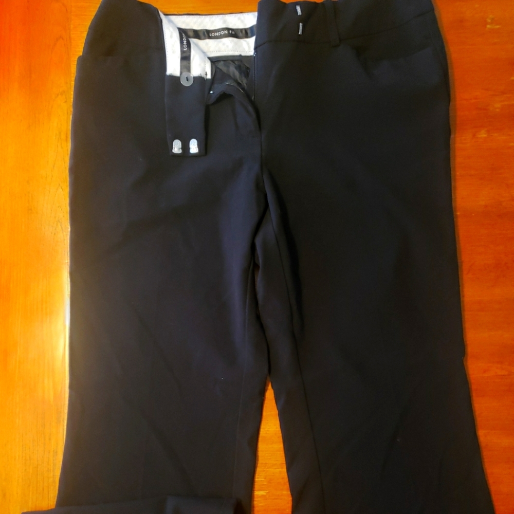 Black - George London Fit pants with a bit of flare leg. Good condition. Size 6P